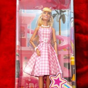 Barbie The Movie Collectible Doll – Margot Robbie as Barbie Pink Gingham NIB